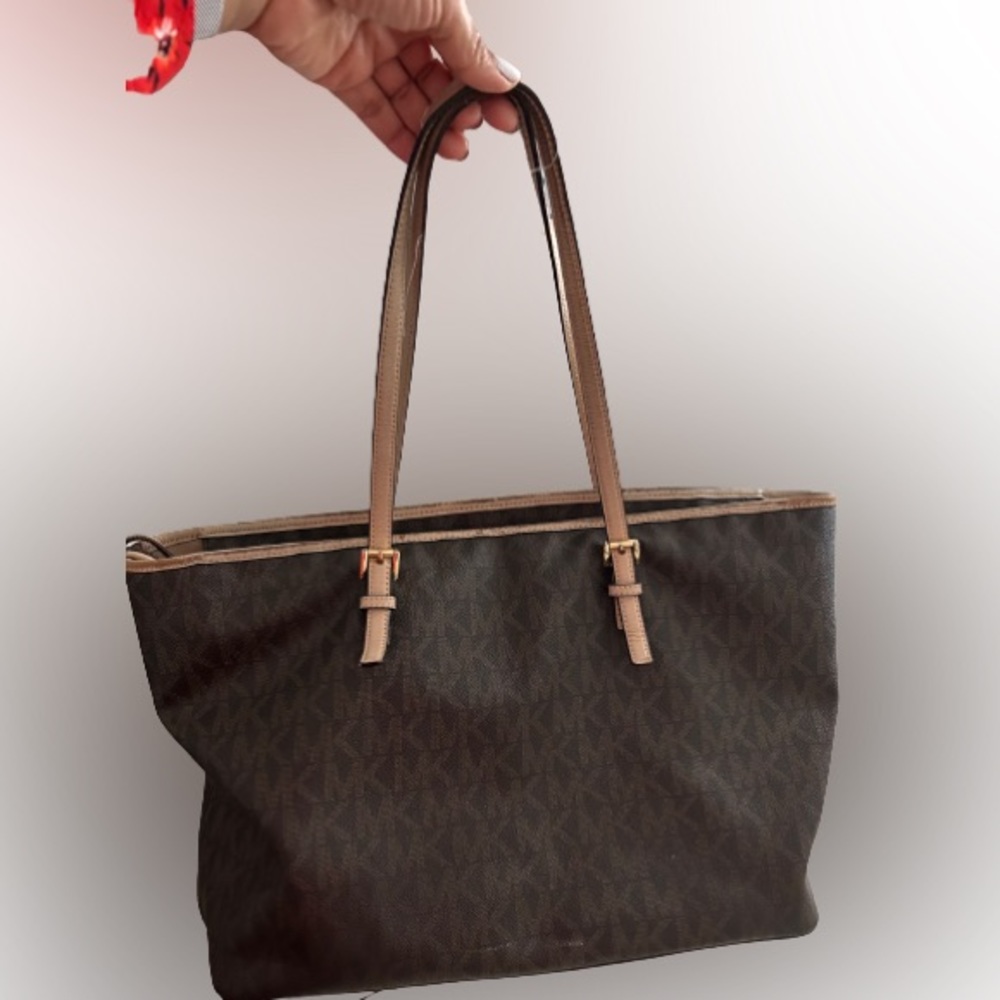 MICHAEL KORS JET SET SIGNATURE TRAVEL TOTE (BROWN & CREAM)